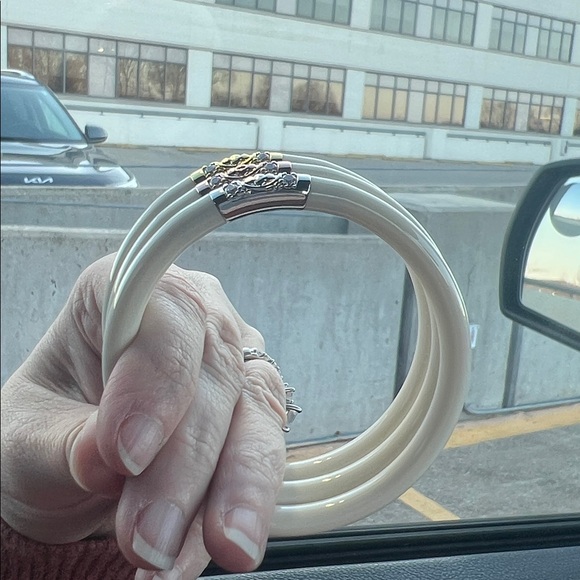 Budha Girl
Size small
Ivory 3 Kings all weather bangles - Picture 3 of 6